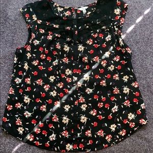 Flowered top with lace